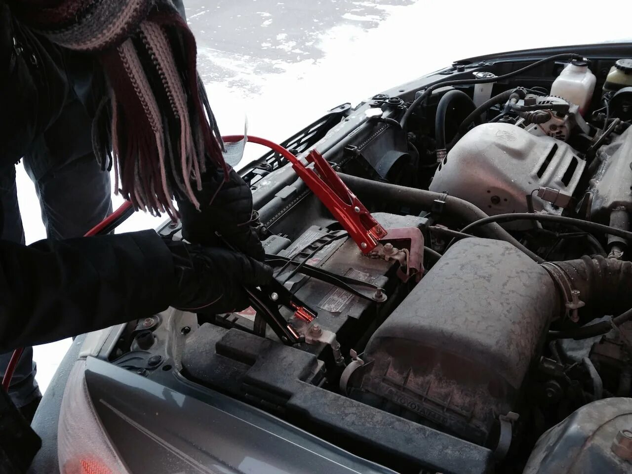 Аккумулятор работающий на морозе. Dead car battery. аккумулятор разрядился зимой. почему разряжается аккумулятор на машине в мороз. человек с аккумулятором в мороз.