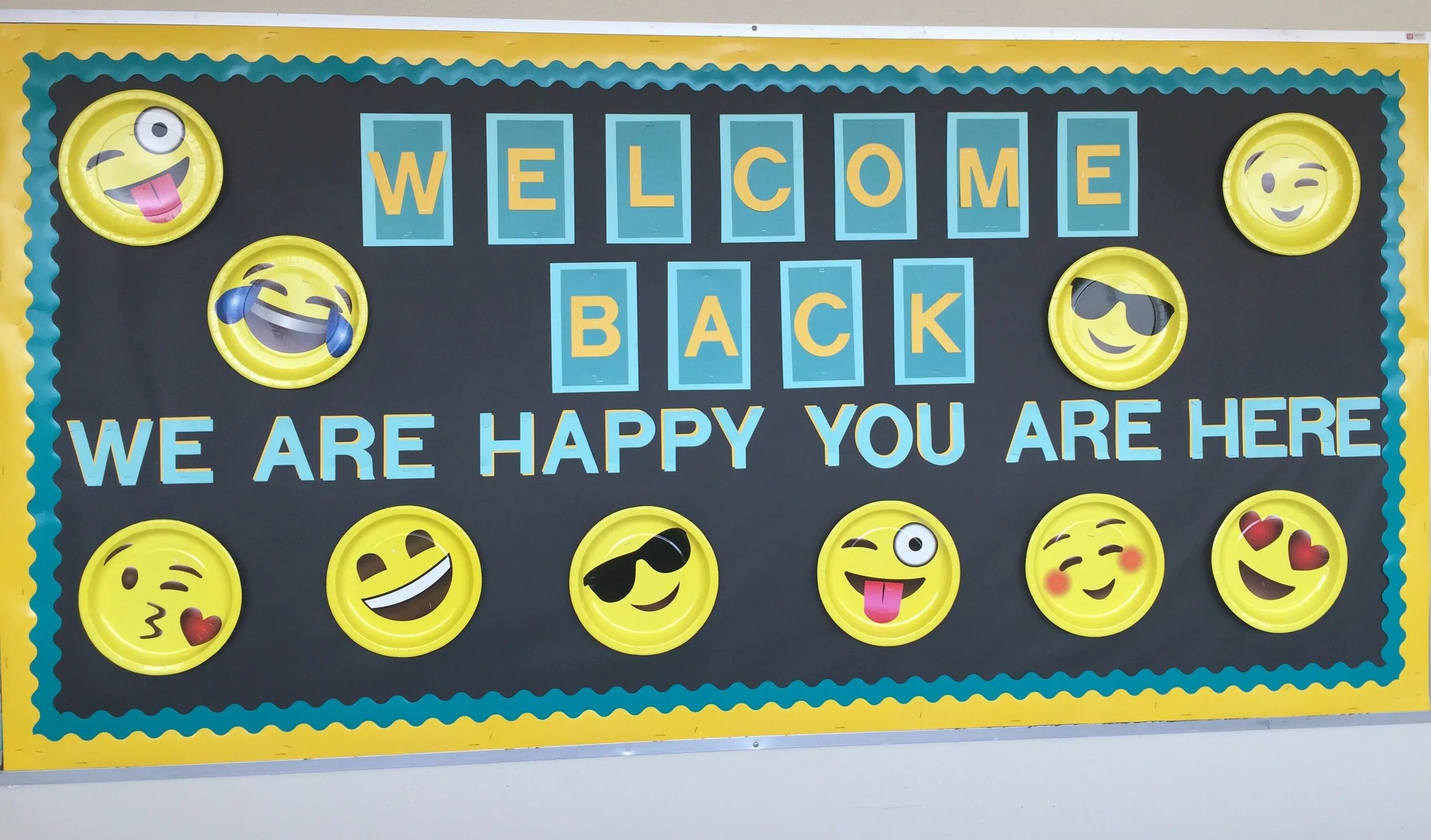 Welcome back урок 3 класс. School bulletin board. гирлянда back to school. back to school board. notice board ideas.