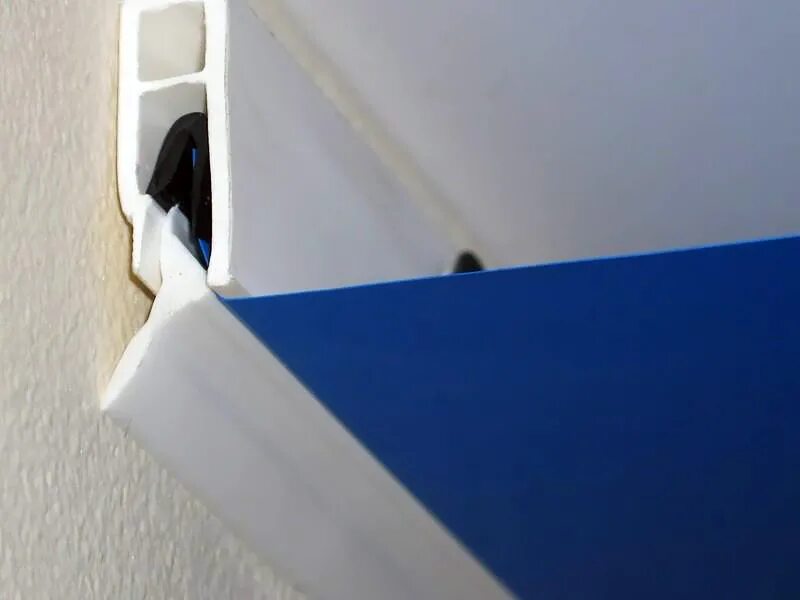 Установка багета. Профиль ПВХ стеновой гарпунный. Гарпунный профиль для натяжных потолков. Натяжной потолок гарпунная система. Профиль ам 1 для натяжных потолков.