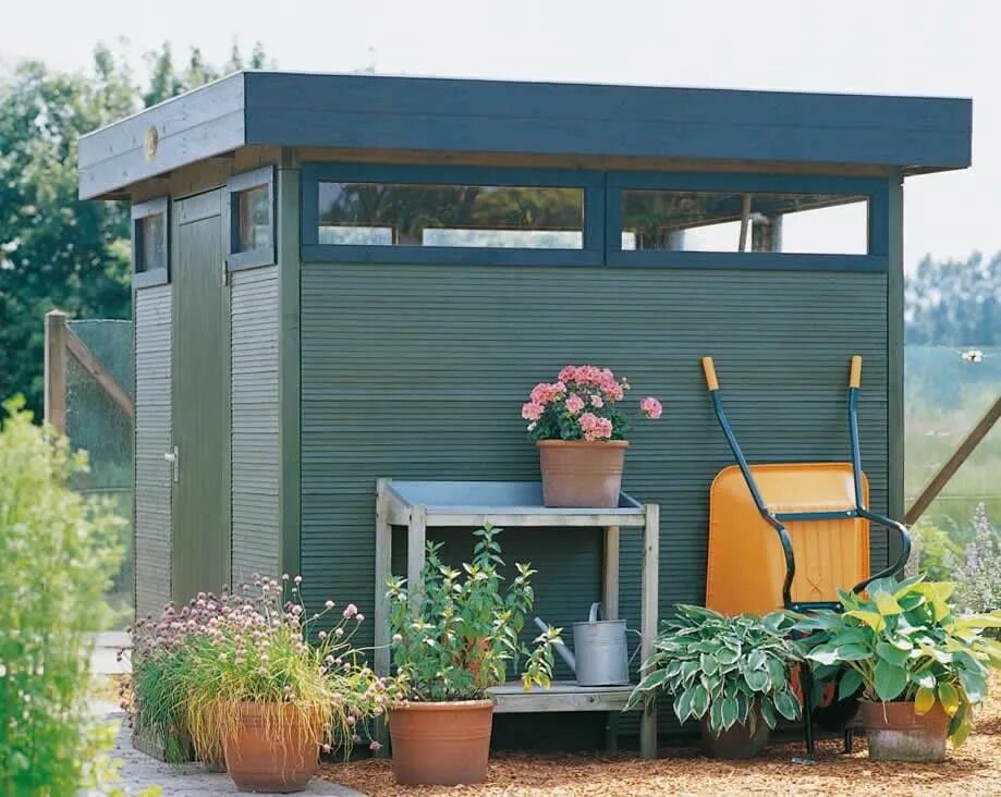 Обустройство сада. Дачные хозяйственные постройки. Хозяйственная зона на территории. Маленький гостевой домик на даче. Красивый сарай.