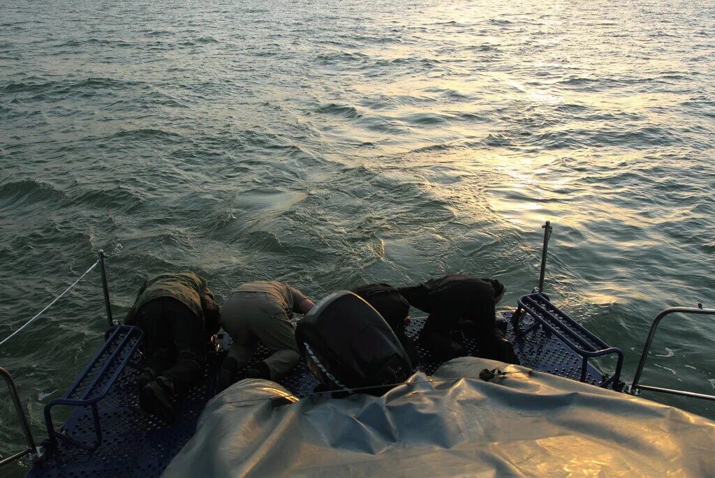 Рыболовное судно. По морю уходит рыбацкая. Лодка в море. Одинокая лодка в море. Море причал чайки.