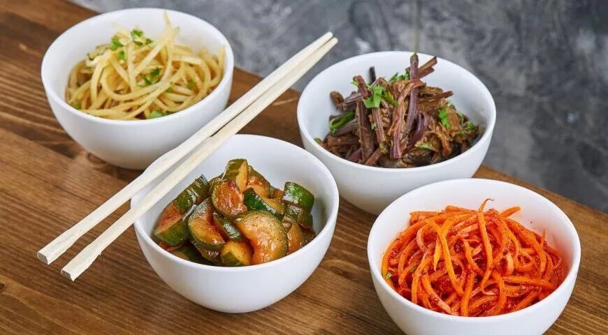 Корейская кухня блюда. Корейское кукси. Корейские национальные блюда. Кукси по-корейски. Кимчи пибимпаб.