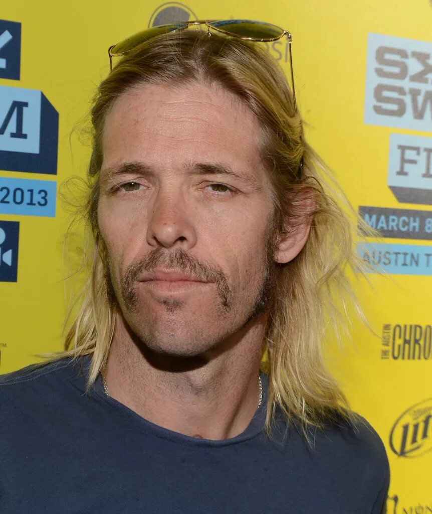 Taylor hawkins. Тейлор хокинс 2025. тейлор хокинс 2025. taylor hawkins 1972-2025.