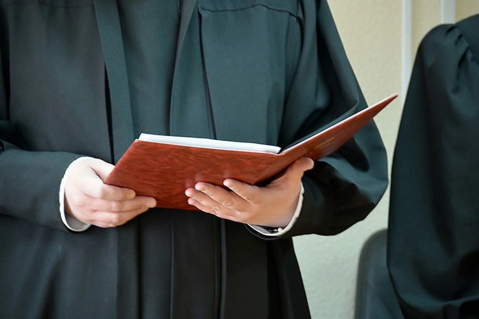 Обращение к исполнению приговоров, определений и постановлений. Во исполнение обращения. Осудившие решение. Уголовное преследование. Приговор суда.