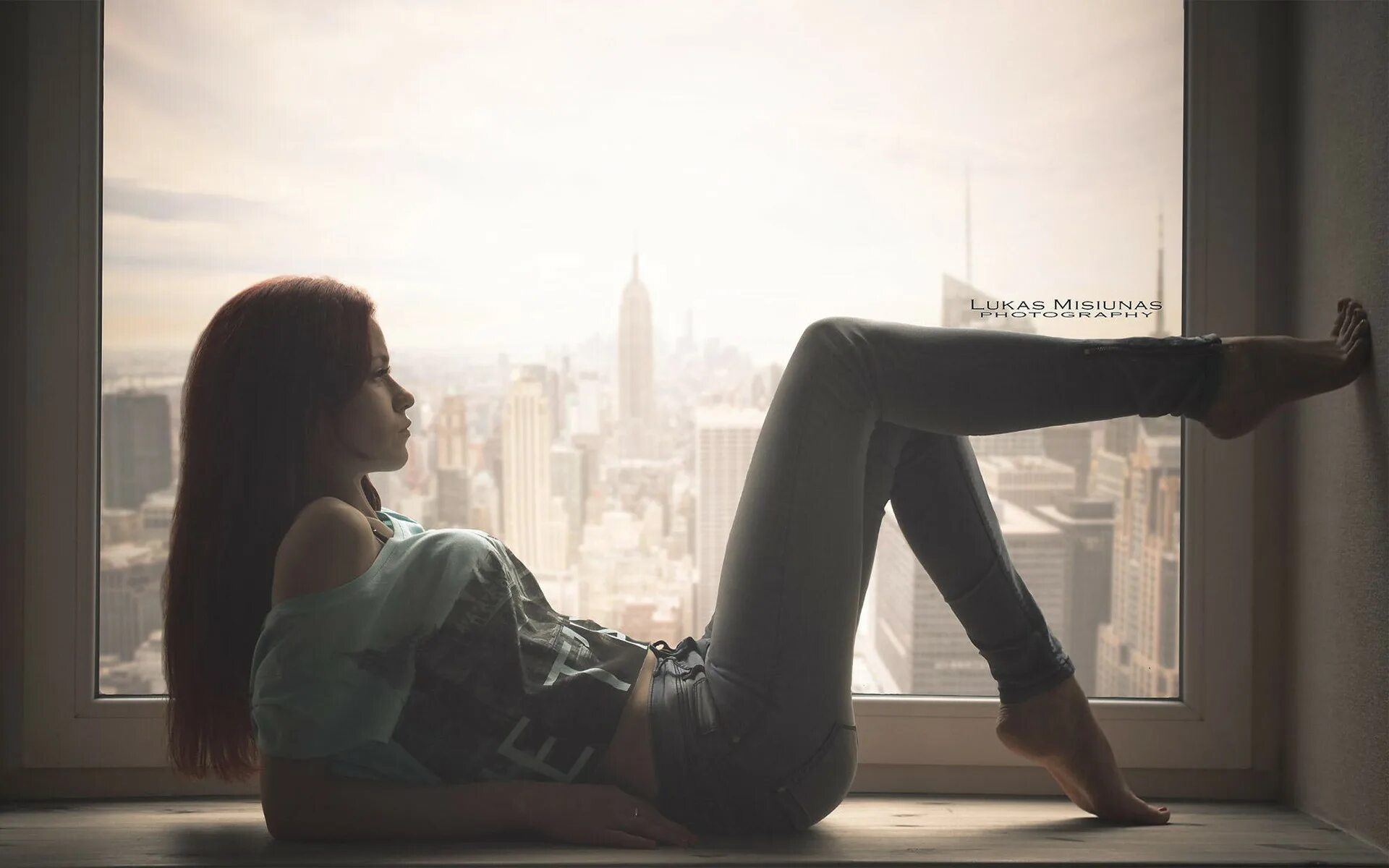Сидит на подоконнике. Девушка на подоконнике. Девочка на подоконнике. Девушка возле окна. Фотосессия возле окна.