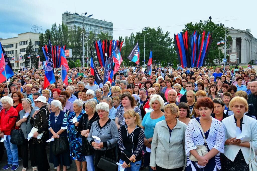 Донецк украина население. Жители донецка. Жители донецка. Флаг россии и донбасса. Донецк население 2013.