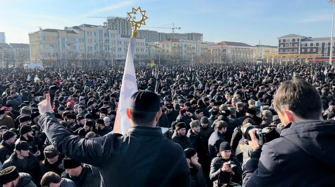 Чеченский 2016. Митинг в Грозном против янгулбаевых. Янгулбаев Чечня. Митинги в Ичкерии 1991.