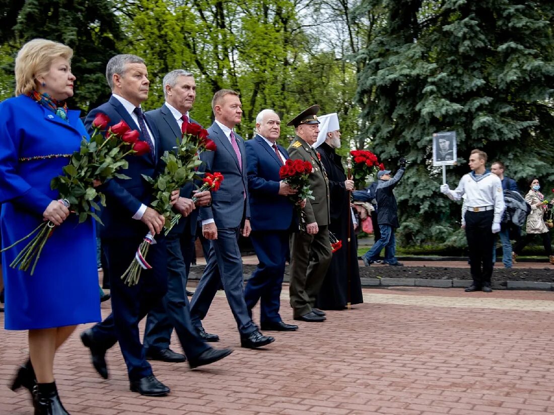 Что празднуют 8 мая. Возложение цветов в курске. возложение цветов 9 мая. день победы возложение цветов. курск возложение 9 мая.