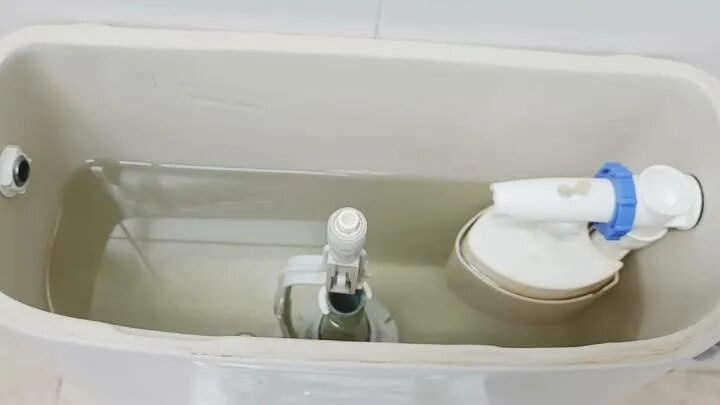 Средство для чистки бачка унитаза от ржавчины. Бачок унитаза удалить налет. Очистка бачка унитаза. Бачок унитаза изнутри. Бачок унитаза удалить налет.