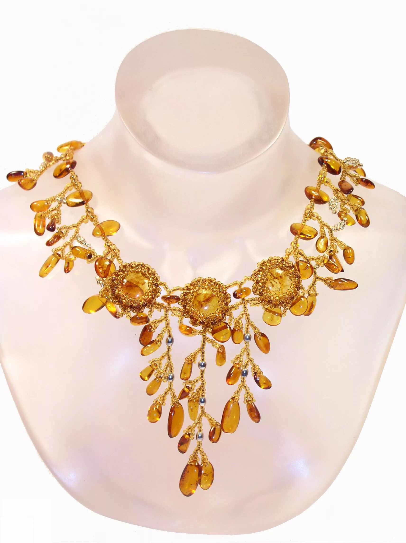 Колье бисер янтарь. Ожерелье из янтаря. Янтарное колье. Балтийский янтарь из янтарного. Стильные украшения из янтаря.