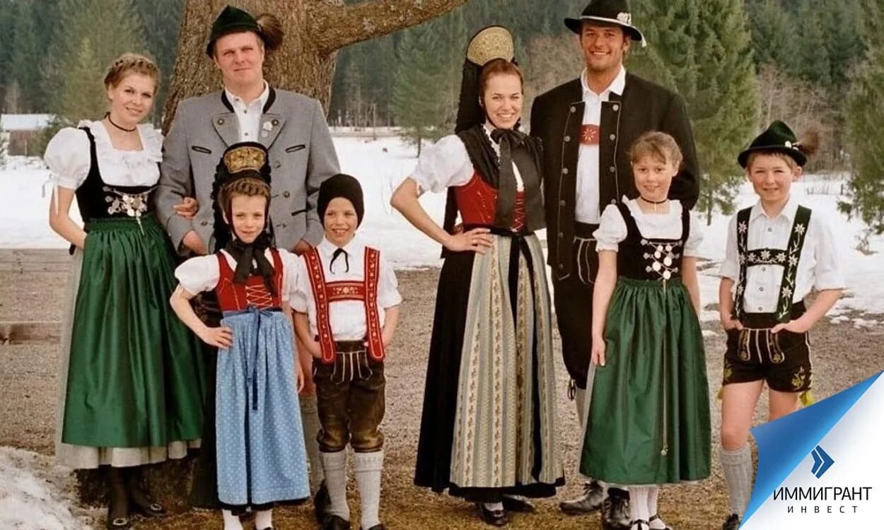 Германия народы страны. Немцы национальный костюм Рейн-Вестфалия. Тирольский национальный костюм. Германия Бавария костюмы национальные. Дирндль национальный костюм Германии.
