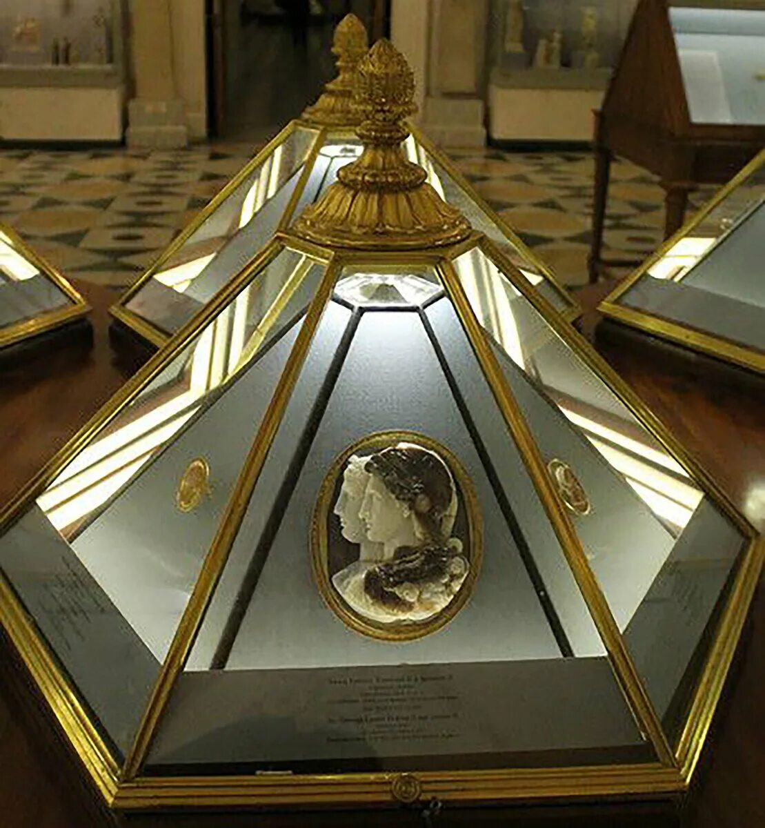 Камея эрмитаж. Камея гонзага. камеи эрмитажа. камеи гонзага древняя греция. т.н. «камея гонзага» - спб, эрмитаж)..