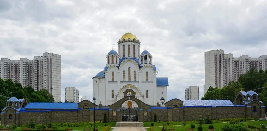 Покровский ясенево. Храм Покрова Пресвятой Богородицы в Ясеневе, Москва. Церковь в Ясенево Покров Пресвятой Богородицы. Храмы в Ясенево в Москве. Храм на Айвазовского в Ясенево.