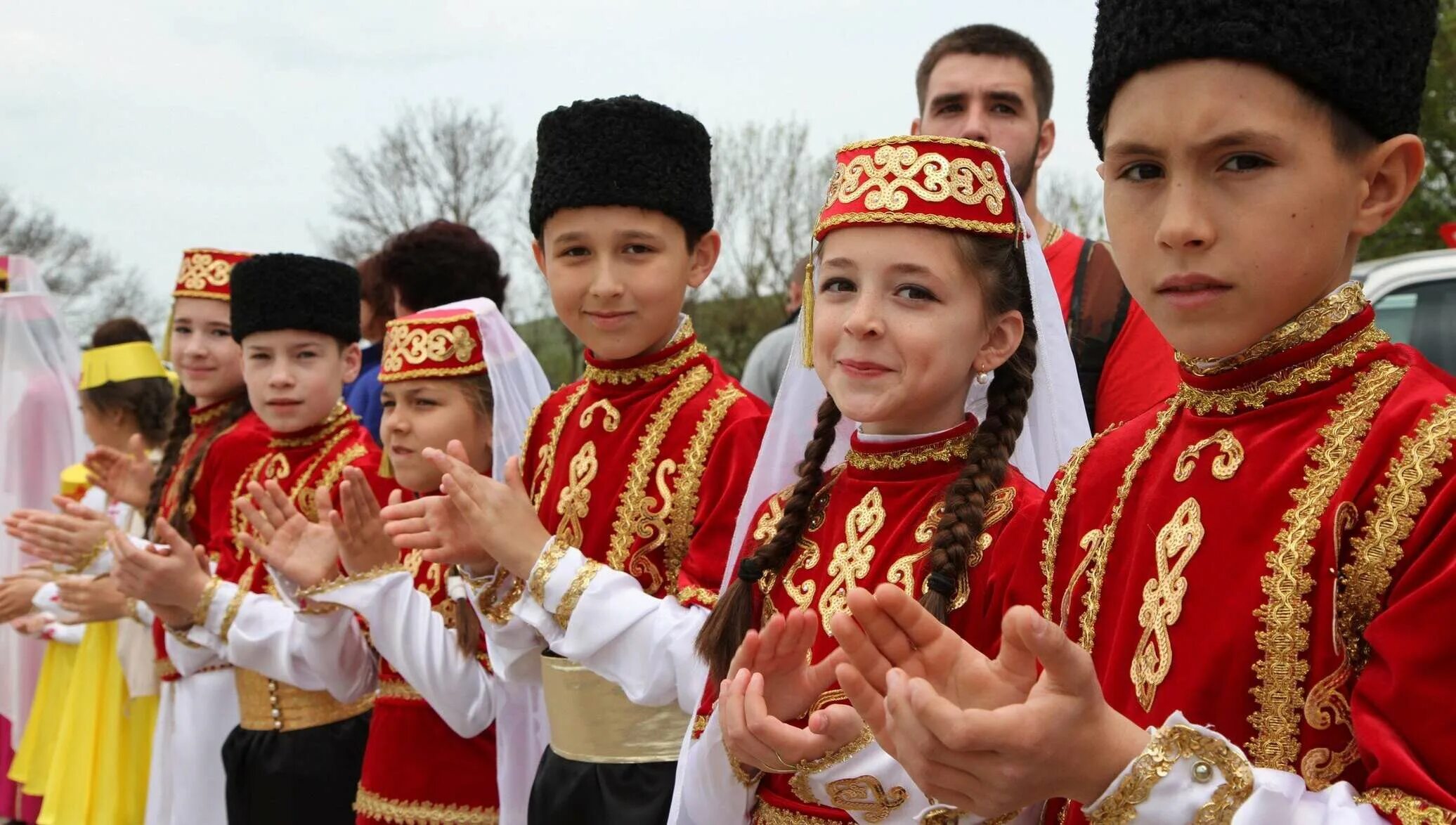 Национальность татарин. Крымские татары народности Крыма. Крым многонациональный. Крымские товары. Татарские дети.