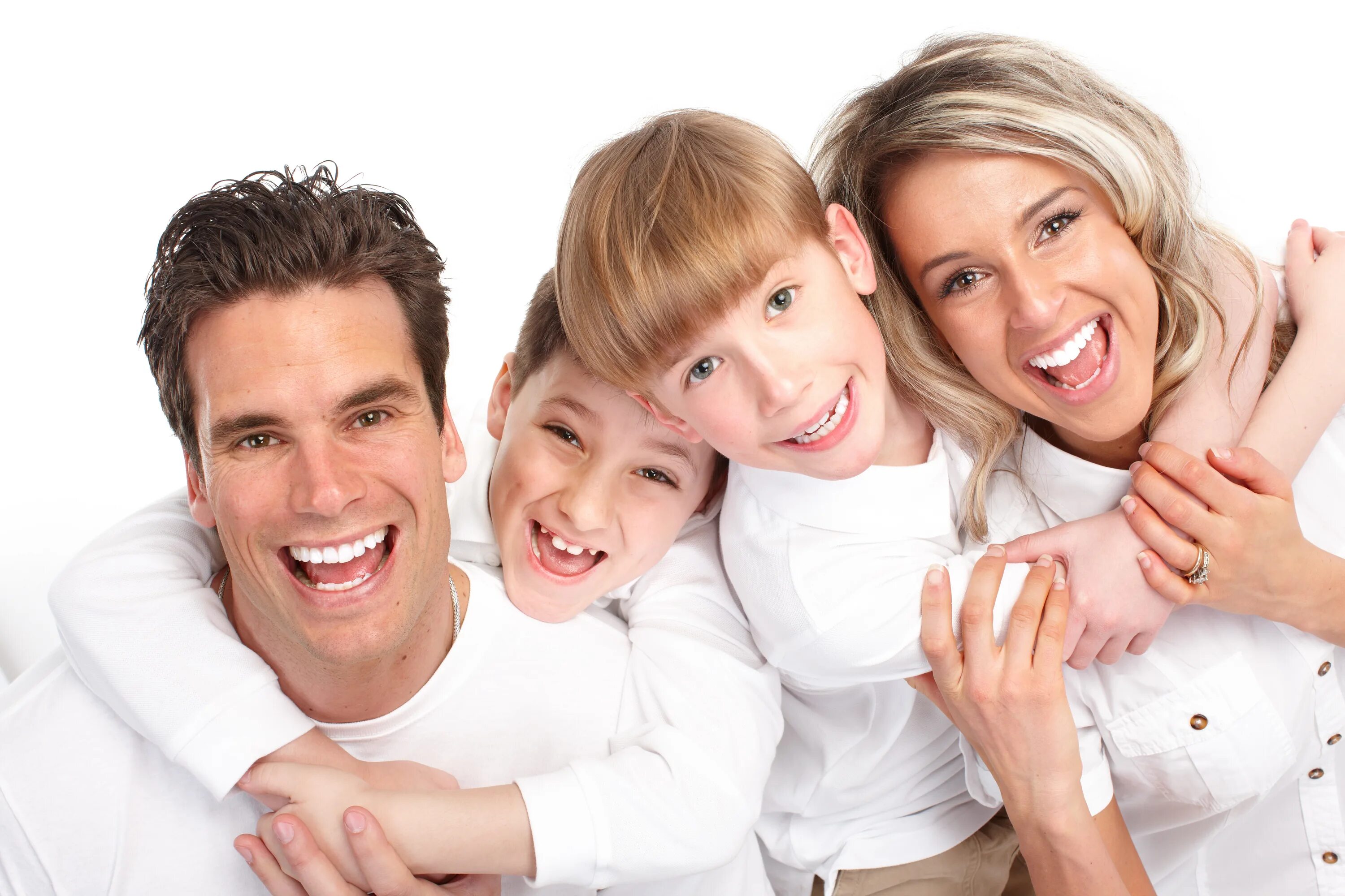 Счастливая семья. Семья улыбается. Счастливая семья на белом фоне. Красивая семья.