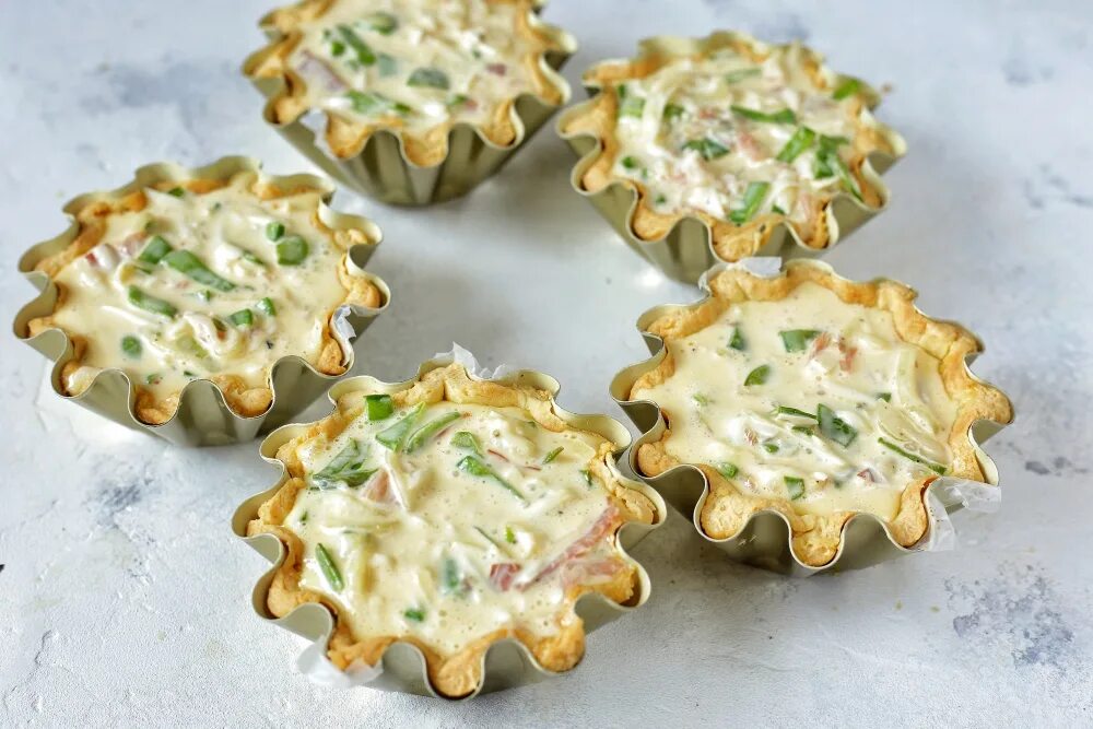 Тесто для тарталеток. Формы для песочных корзиночек. Корзиночки из теста. Тарталетки из песочного теста. Корзиночка песочная с зефиром.