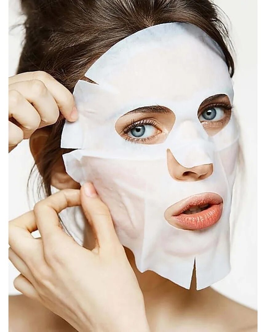 Тканевая и гидрогелевые маски. Маска тканевая. Маска для лица в ванной. Что будет если каждый день использовать тканевую маску. Девушка с тканевой маской на лице.