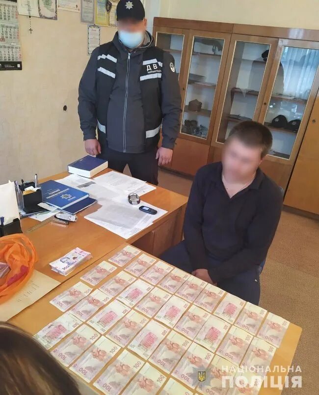 Деньги полиции. Взятка. сотрудник взяточник. взятка полиции. долинский полицейский взяточник.