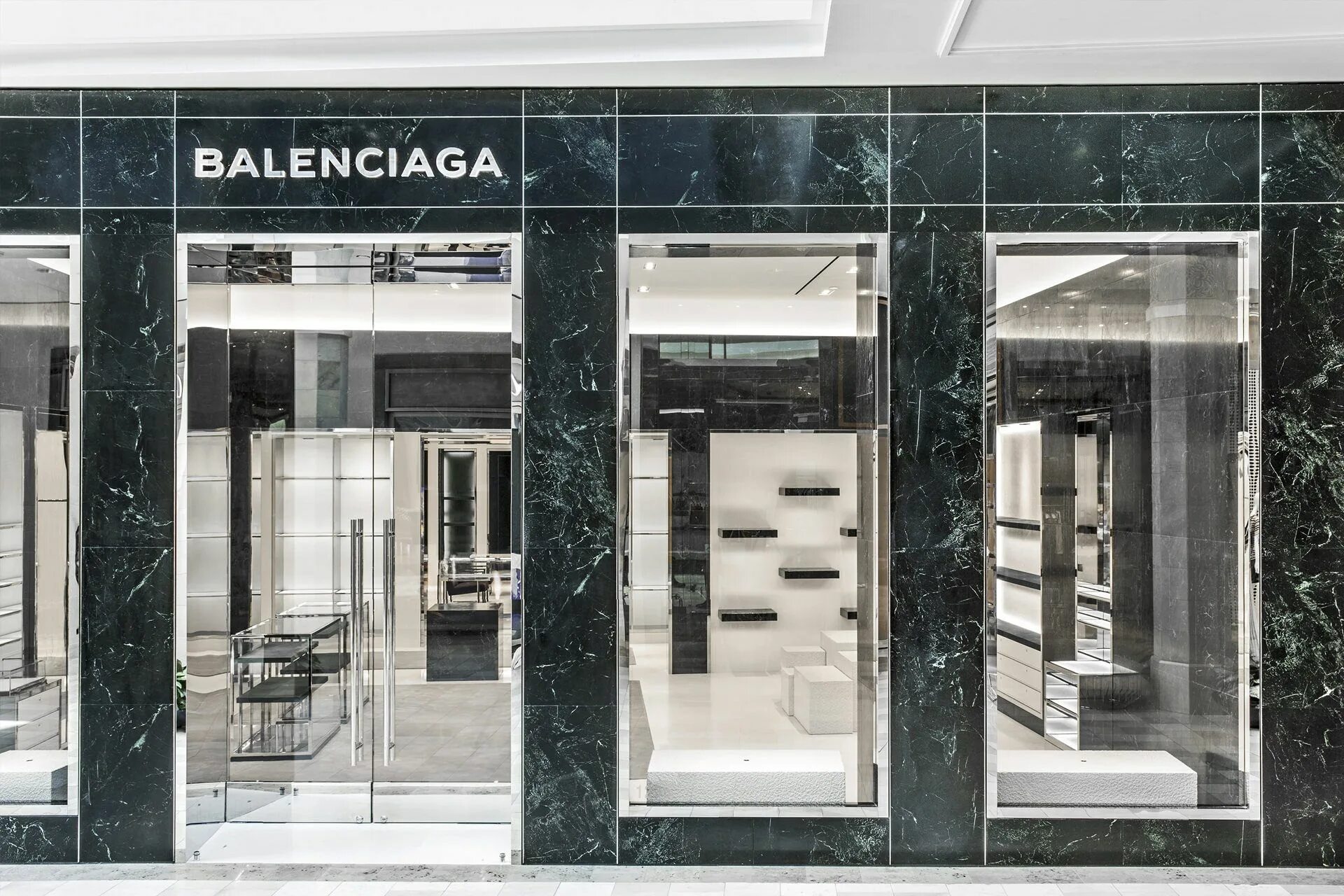 Balenciaga цум. Бутик Баленсиага. Balenciaga Store Design. Balenciaga Store. Витрина Баленсиага.