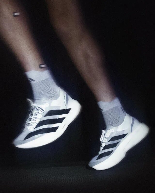 Кроссовки с карбоном. Adidas adios pro evo. Белый кроссовок адидас. Adios pro evo 1. Адисас представили новую линейку кроссовок в честь поддержки украины.