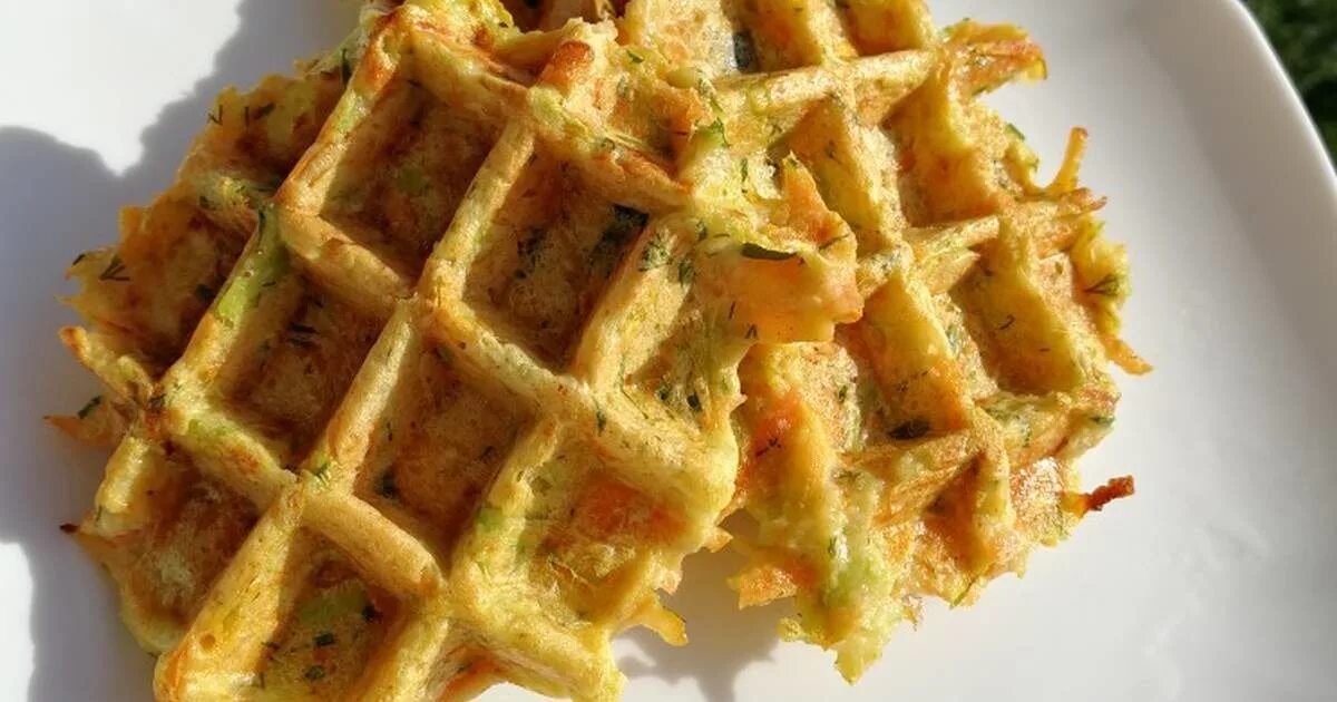 Вафли венские из кабачка рецепт для вафельницы. Вафли с цукини. вафли из кабачков в вафельнице. вафли из кабачков в электровафельнице. овощные вафли.
