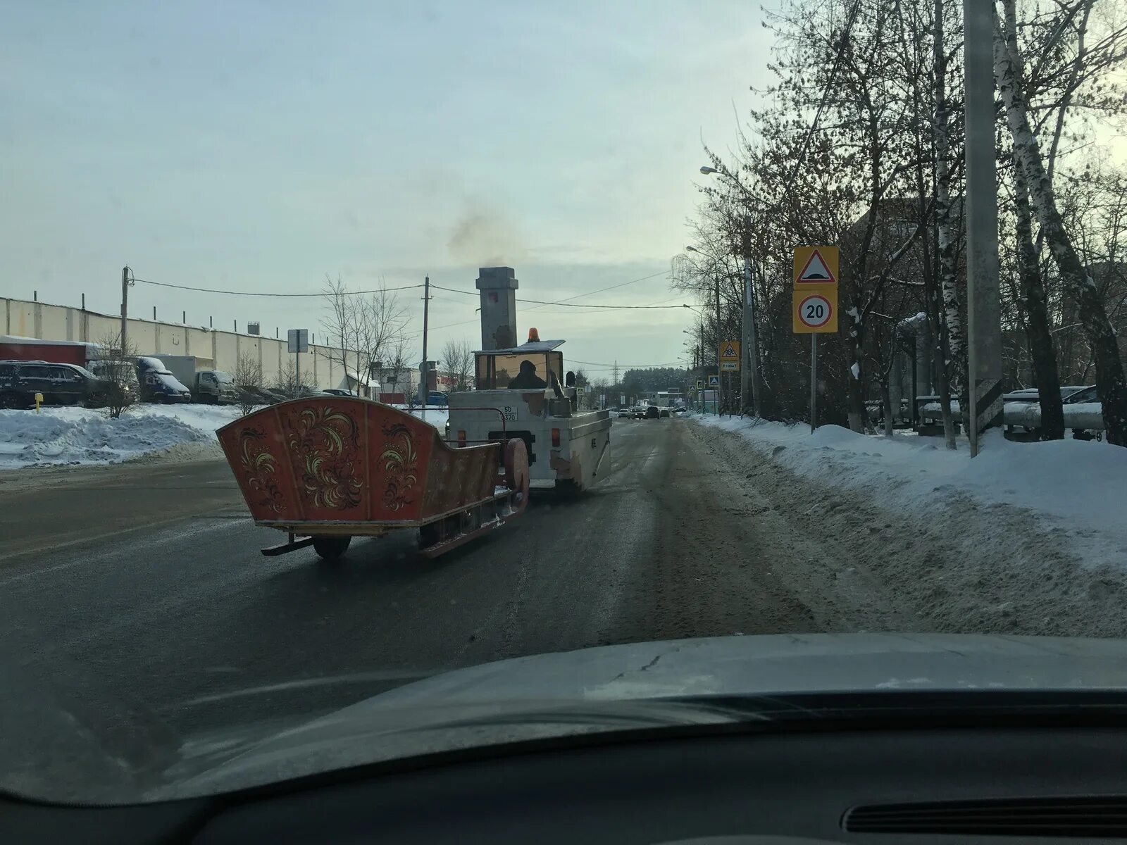 Увидимся на дорогах. Дорога влюбленных. Трогательное прощание слонов. Девушка лежит на асфальте. Лосенок на дороге.