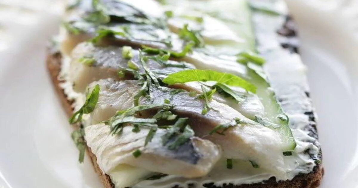 Селедочный бутерброд. Бутерброд с маслом и селедкой. бутерброды с селедкой и огурцом. хлеб и селедка. бутерброды с селедочным маслом.