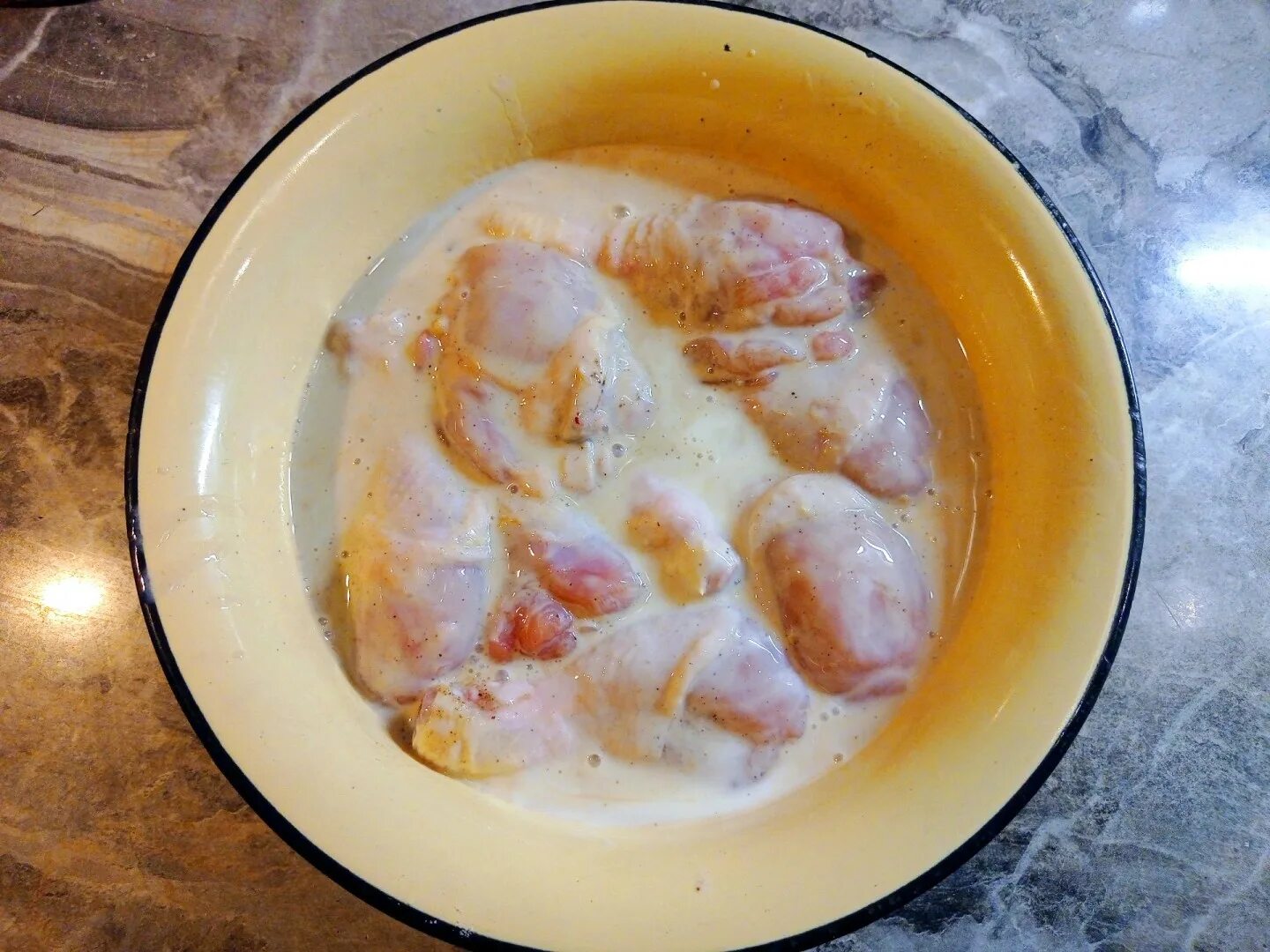Курица маринованная в кефире. Маринад для курицы на кефире. Маринование курицы в кефире. Курочка маринованная в кефире. Мариновать курицу в кефире
