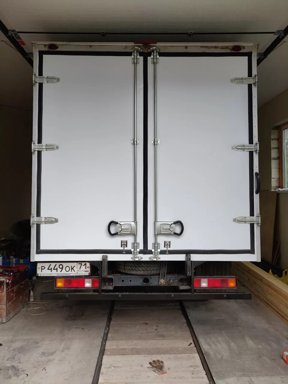 Сварка фургона газели дверей. Перемычка пола фургона газель. Самодельный фургон на газель. Автомаш кузова сэндвич на газель. 70.