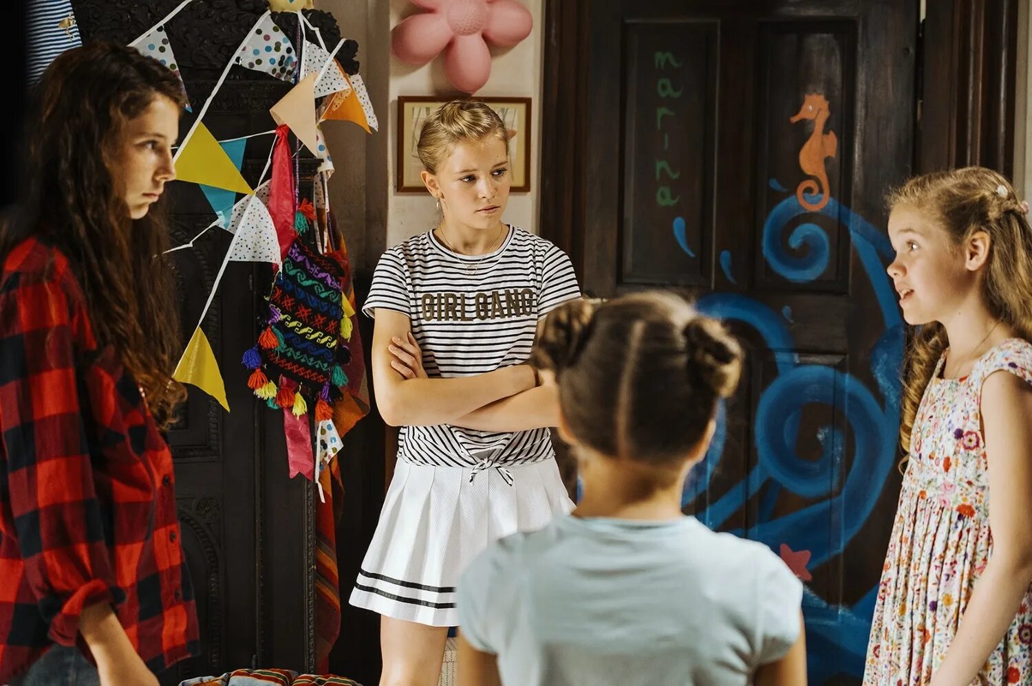 Сестры 4 дата выхода. Сестры 4 дата выхода. Мелани стоун американская актриса. Зачарованные 2018 эбигейл. Сестры 4 дата выхода.