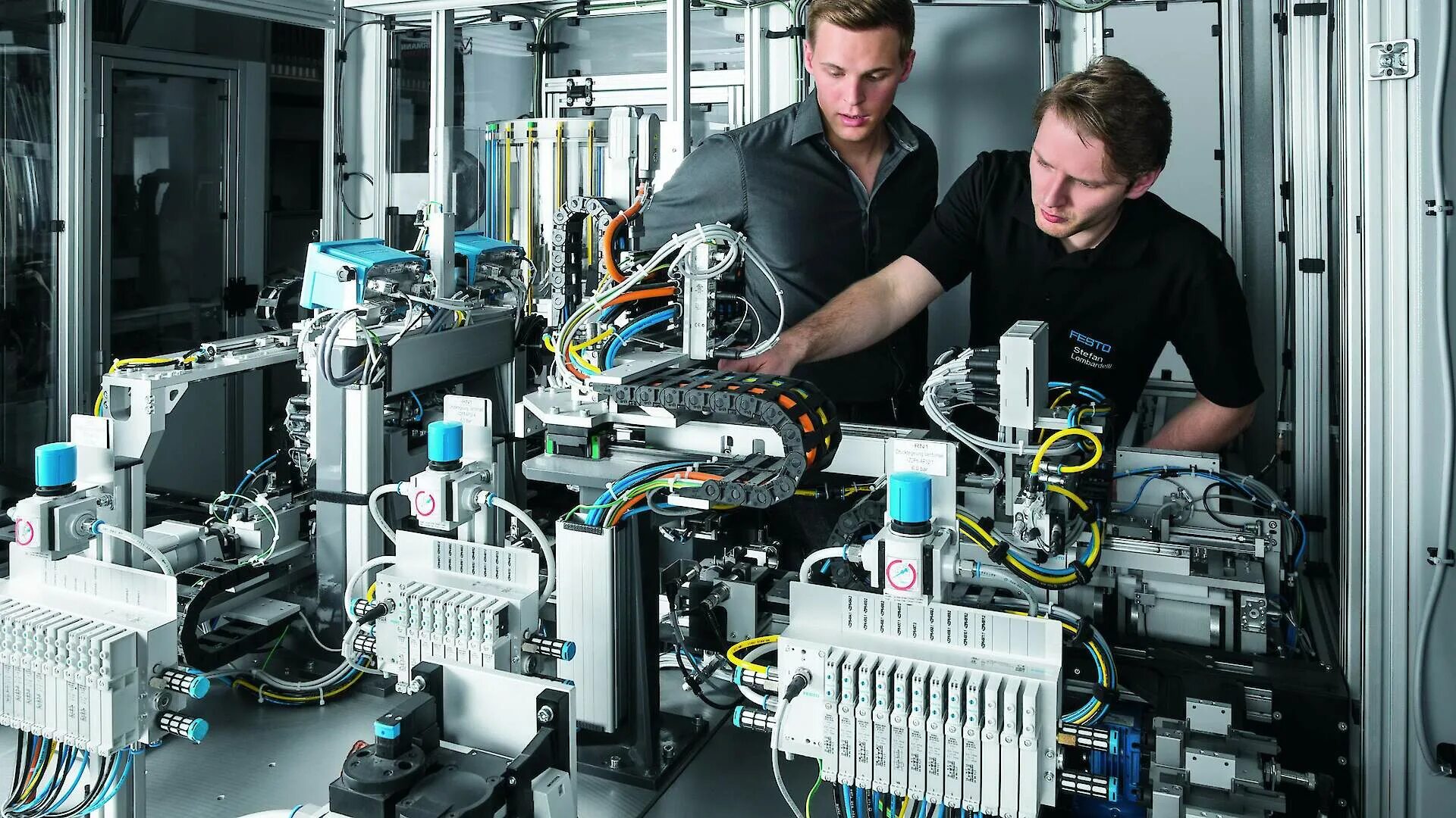 Техник по автоматизации производственных процессов. Стенд Festo пневматика. Промышленная автоматизация Festo. Фесто Лашин. Мехатронная станция Festo.