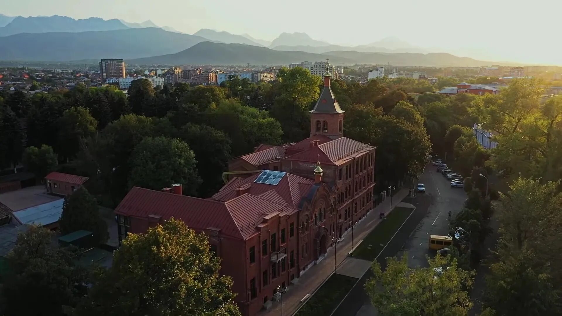 Площадь плиева владикавказ. Дом надтеречная в беслане. Северная осетия владикавказ проспект мира. Дом вахтангова во владикавказе. Дома в беслане.