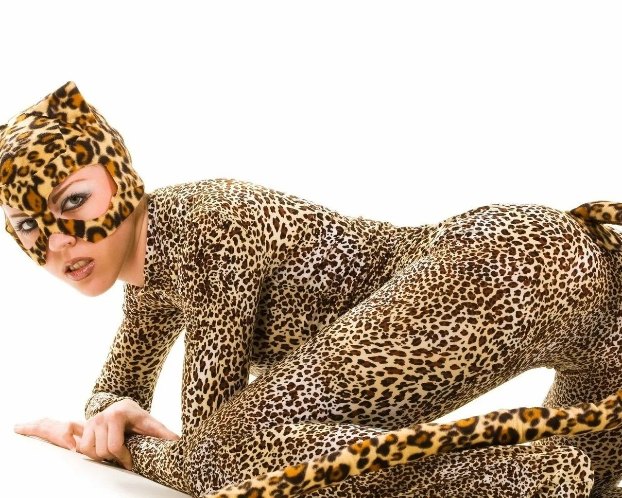 Женщина в леопардовом костюме. Женщина леопард. Женщина в леопардовых лосинах. В леопардовых лосинах. Женщины в леопардовом зоопарке