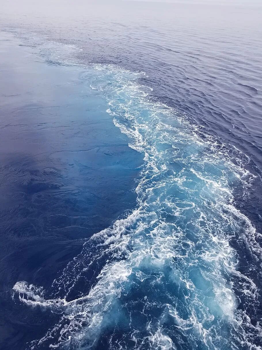 Выберите океан. Море сверху. волны от катера. океаническая вода. волны от корабля.