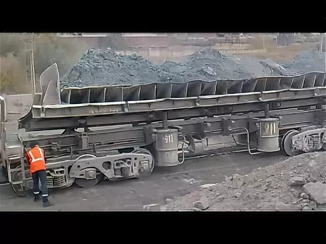 Разгрузка думпкаров. Шкворневая балка думпкара 2вс-105. выгрузка думпкаров. неудачная выгрузка думпкара. выгрузчик на отвалах.