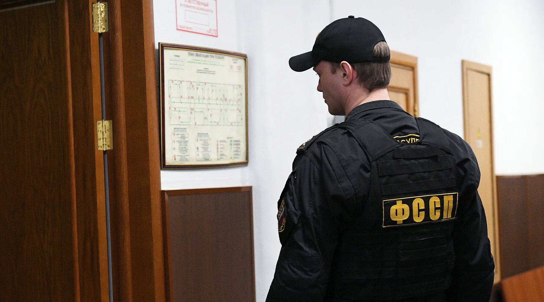 Приставы должны. Частный пристав. судебные приставы. коллекторская служба. двойник у приставов.