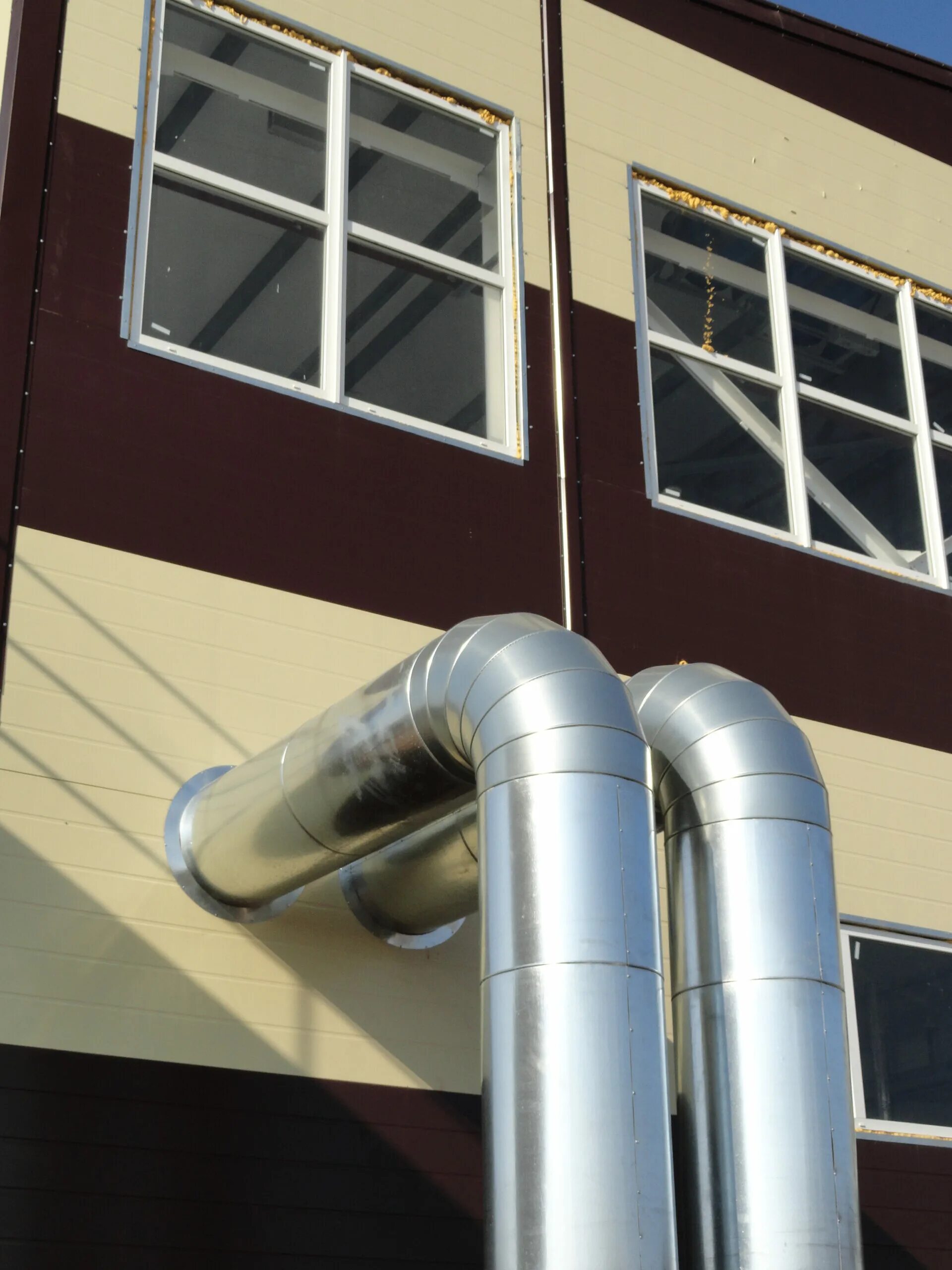 Монтаж кожухов. Изоляция трубопроводов в котельной. Защитная оболочка для воздуховодов (окожушка). Труба водосточная оц. Окожушивание воздуховодов оцинкованной сталью.