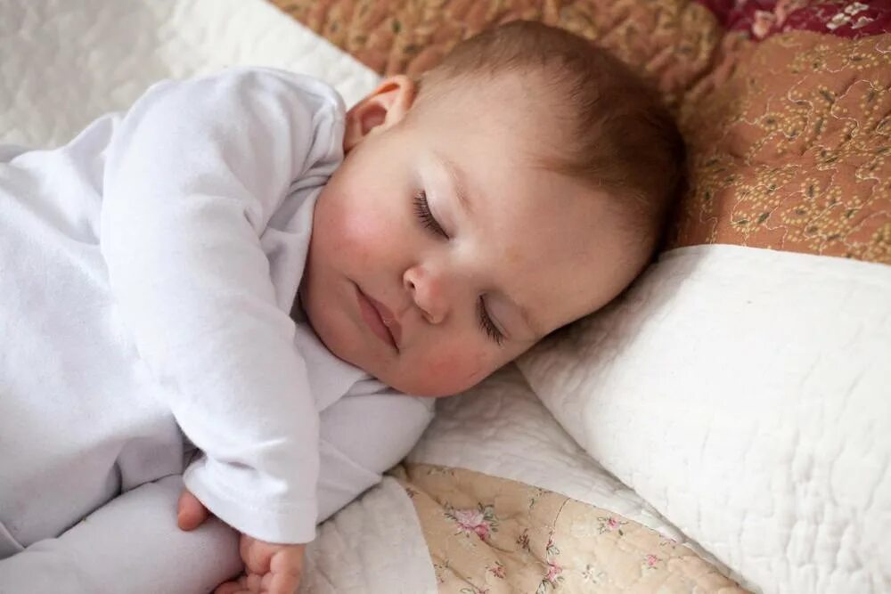Сон годовалого ребенка. Спящий годовалый ребенок. 6 месяцев часто просыпается ночью