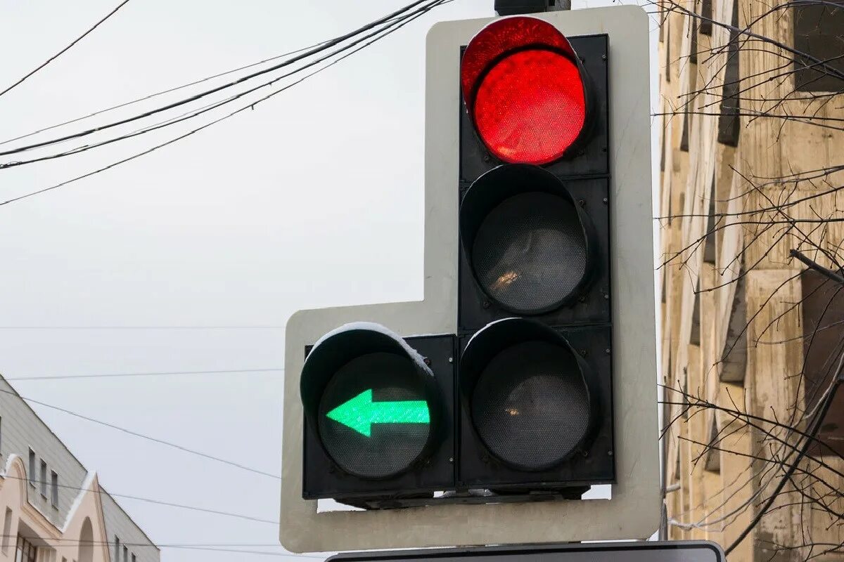Дополнительная зеленая стрелка на светофоре налево. Светофор на Плеханова 42 Тверь. Светофор с дополнительной секцией. Светофор со стрелкой. Дополнительная секция светофора со стрелкой.