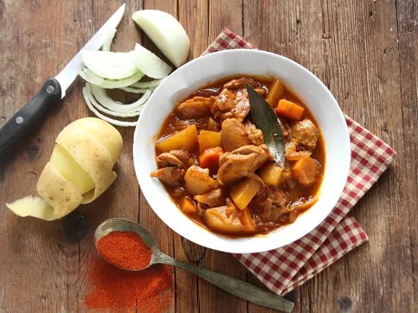 Гуляш из филе рецепт. Куриный гуляш с подливкой. гуляш куриный 1. гуляш из курицы с овощами. куриный гуляш с овощами.