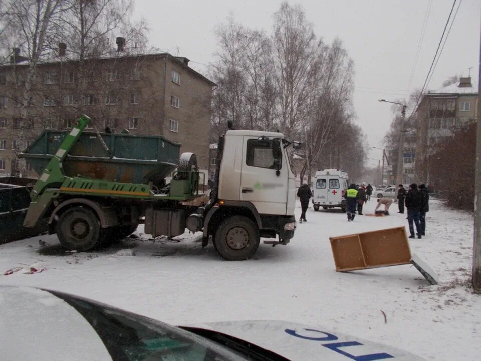 Мусоровоз авария в Томске. Мусоровоз задавил бабушку. В Томске мусоровоз задавил насмерть.