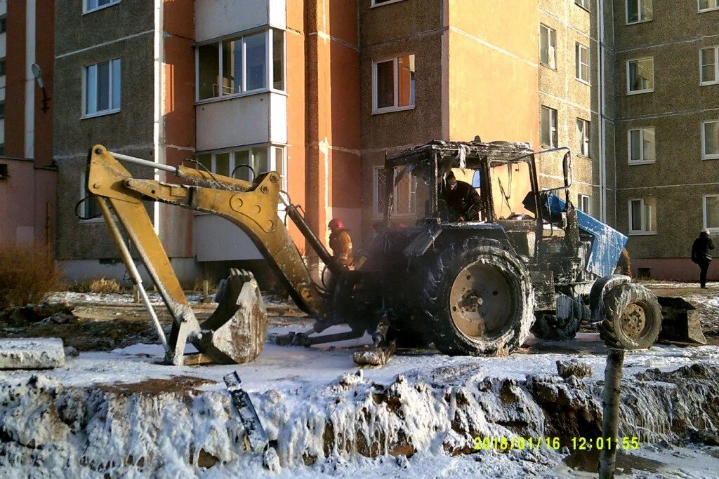 Сгоревший экскаватор. Горящий трактор. Сгорел экскаватор Вольво.