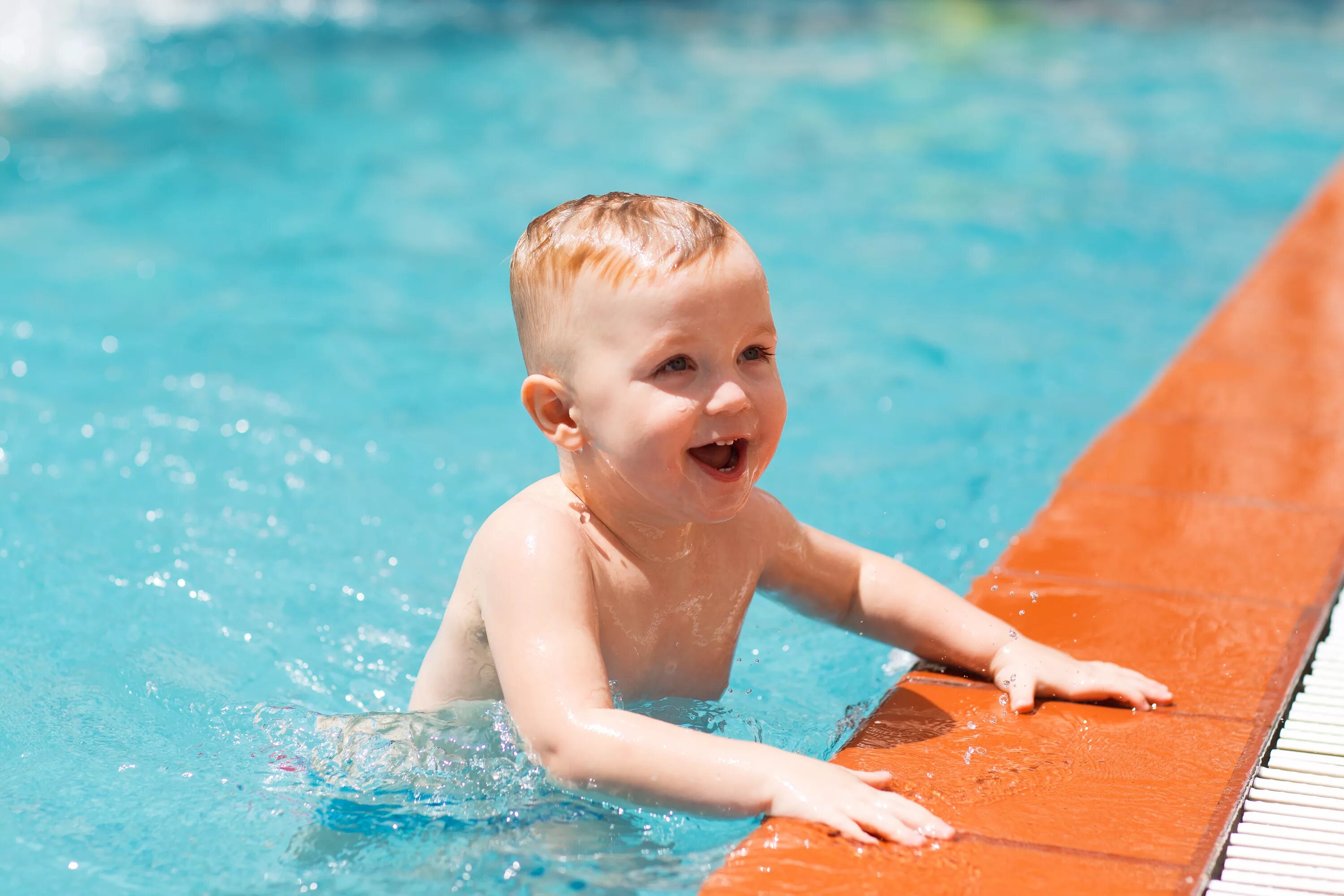 The children are swimming. Дети в бассейне. Маленький бассейн для детей. Плавание для малышей. Детки в бассейне.