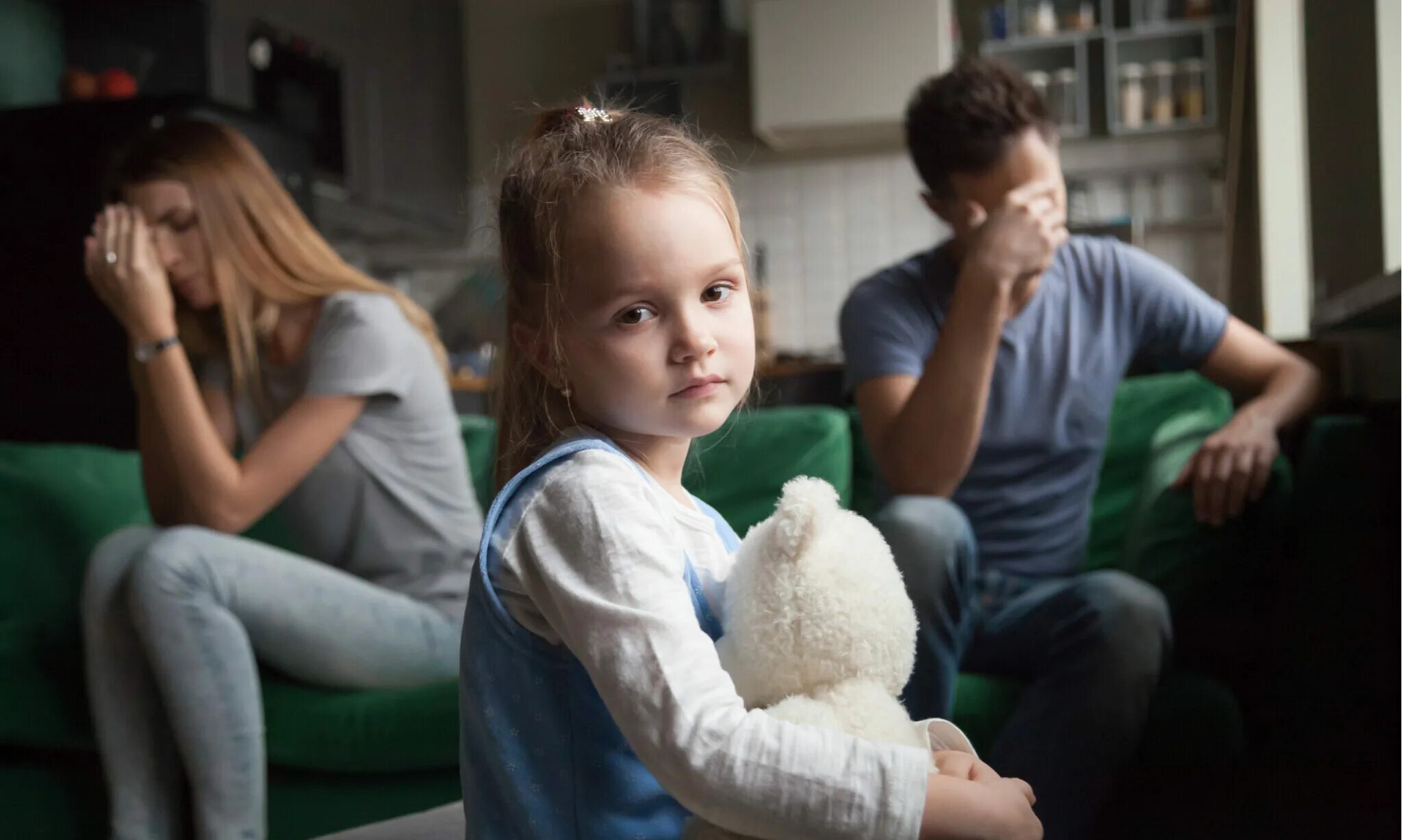 Мы наблюдали как родители. Родители и дети. Ребенок в семье. Родители и дети фото. Развод и дети.