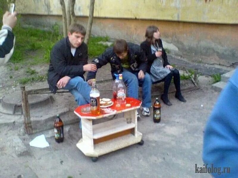 Распитие спиртных напитков во дворах