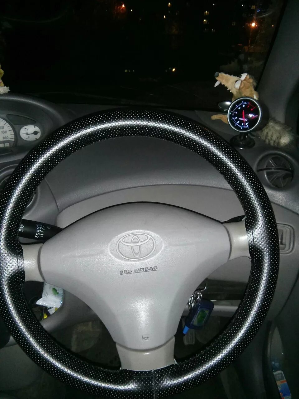 Toyota platz с левым рулём. Руль от тойота витц 2001. Оплетка на руль тойота витц. Руль тойота платц. Торпедо тойота платц.