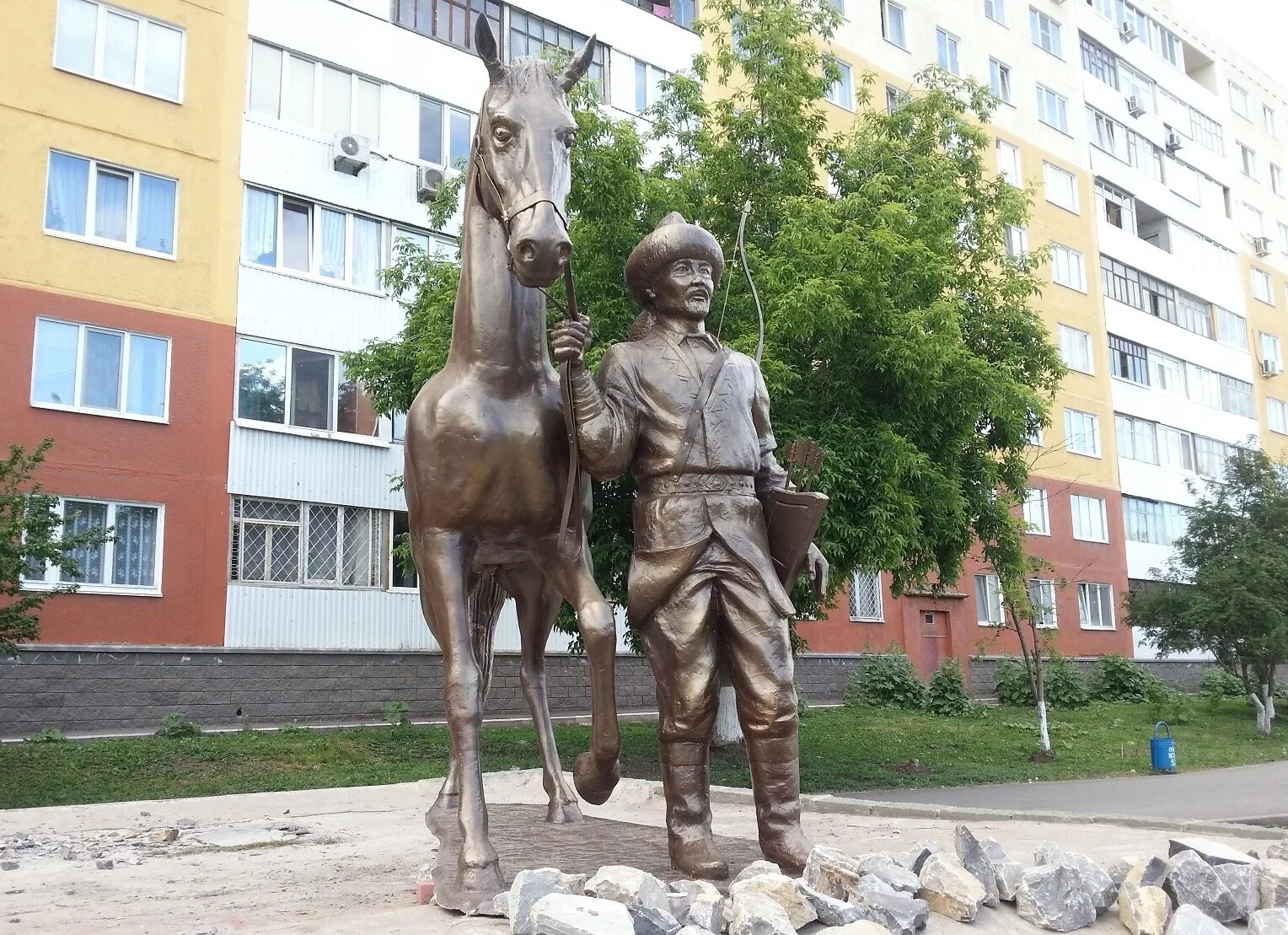 Фото октябрьского района уфы. Халит Галиуллин скульптор Уфа. Памятники арт объектов в городе Уфа. Скульптуры Халита Галиуллина Уфа.