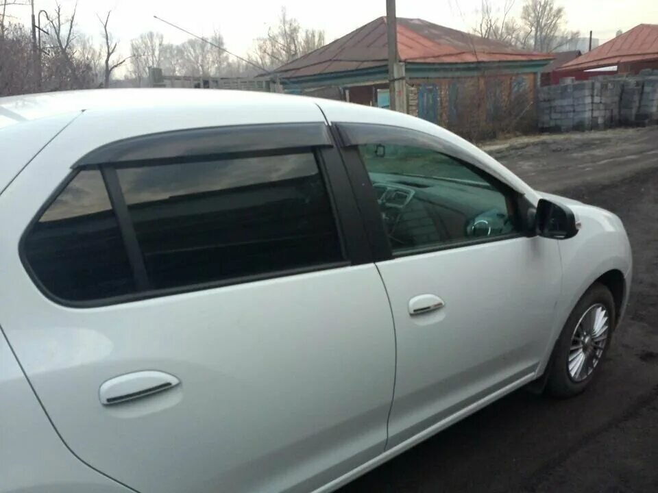 Рено логан дефлекторы окон. Ветровики на рено логан 1. Дефлектор на рено логан 1. Дефлекторы на рено логан 2. Ветровики на рено логан 1.