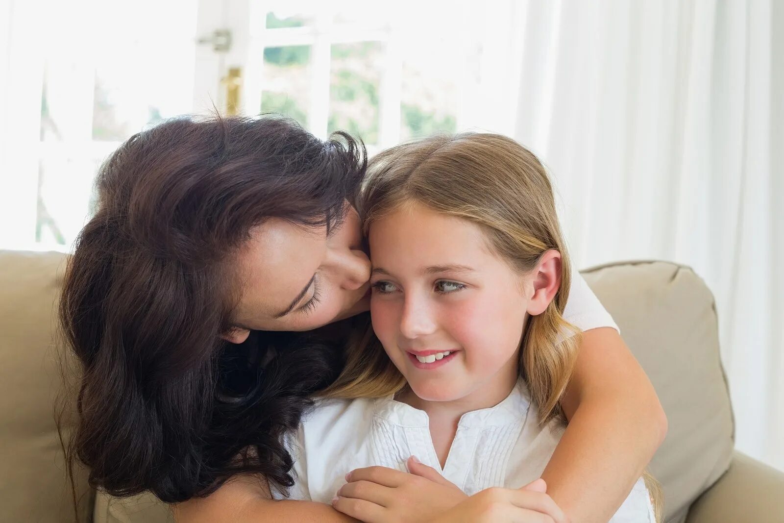 Moms teaching daughter. Мама целует дочь. Мама целует дочку подростка. Mom + дочь. Мама целует с языком.