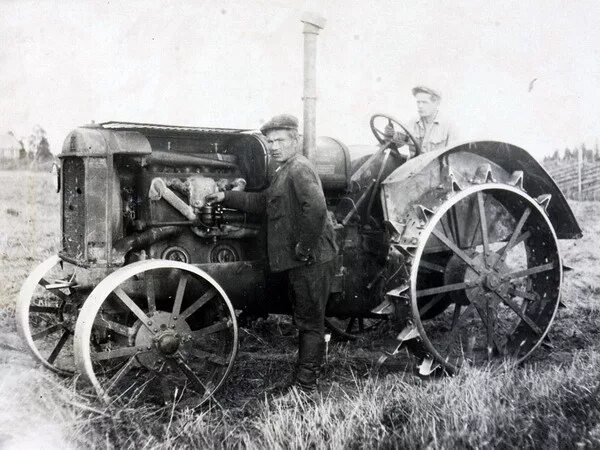 Первые мтс в ссср. СТЗ-ХТЗ 15/30. ХТЗ 15 30 трактор. Трактор ХТЗ 1930. Трактор СТЗ-5.